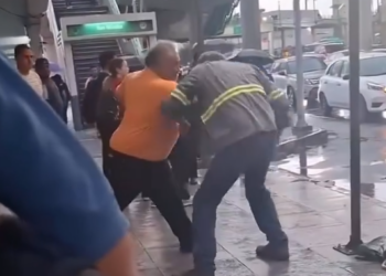 SE AGARRAN A GOLPES POR FILA DEL CAMIÓN EN SAN NICOLÁS