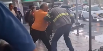 SE AGARRAN A GOLPES POR FILA DEL CAMIÓN EN SAN NICOLÁS 2 SE AGARRAN A GOLPES POR FILA DEL CAMIÓN EN SAN NICOLÁS