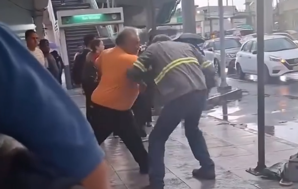 SE AGARRAN A GOLPES POR FILA DEL CAMIÓN EN SAN NICOLÁS 1 SE AGARRAN A GOLPES POR FILA DEL CAMIÓN EN SAN NICOLÁS