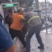 SE AGARRAN A GOLPES POR FILA DEL CAMIÓN EN SAN NICOLÁS 7 SE AGARRAN A GOLPES POR FILA DEL CAMIÓN EN SAN NICOLÁS