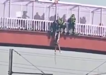 SE ARROJA MUJER DE PUENTE PEATONAL A VÍAS DEL METRO EN CDMX; INTENTAN BOMBEROS RESCATARLA PERO LOGRA ATENTADO