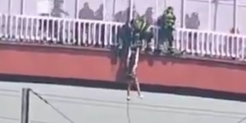 SE ARROJA MUJER DE PUENTE PEATONAL A VÍAS DEL METRO EN CDMX; INTENTAN BOMBEROS RESCATARLA PERO LOGRA ATENTADO 2 SE ARROJA MUJER DE PUENTE PEATONAL A VÍAS DEL METRO EN CDMX; INTENTAN BOMBEROS RESCATARLA PERO LOGRA ATENTADO