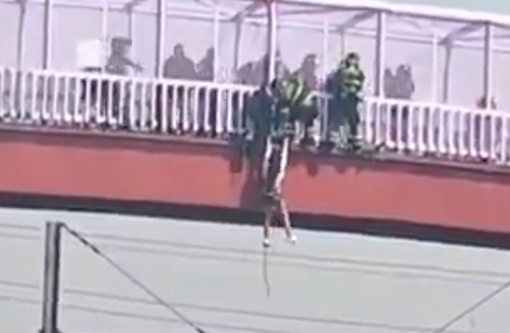 SE ARROJA MUJER DE PUENTE PEATONAL A VÍAS DEL METRO EN CDMX; INTENTAN BOMBEROS RESCATARLA PERO LOGRA ATENTADO 1 SE ARROJA MUJER DE PUENTE PEATONAL A VÍAS DEL METRO EN CDMX; INTENTAN BOMBEROS RESCATARLA PERO LOGRA ATENTADO