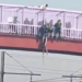 SE ARROJA MUJER DE PUENTE PEATONAL A VÍAS DEL METRO EN CDMX; INTENTAN BOMBEROS RESCATARLA PERO LOGRA ATENTADO 7 SE ARROJA MUJER DE PUENTE PEATONAL A VÍAS DEL METRO EN CDMX; INTENTAN BOMBEROS RESCATARLA PERO LOGRA ATENTADO