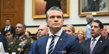 FUEGO CRUZADO EN WASHINGTON: CONGRESISTA ACUSA AL SECRETARIO DE DEFENSA POR PRESUNTOS CRÍMENES DE GUERRA