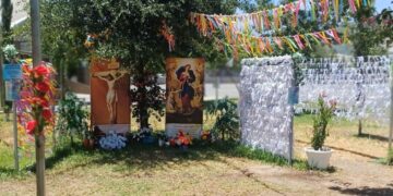 SE ‘ENREDAN’ VECINOS DE SAN NICOLÁS POR VIRGEN DESATANUDOS; EXIGEN A MUNICIPIO PONER ORDEN EN ALTAR DE COLONIA RESIDENCIAL