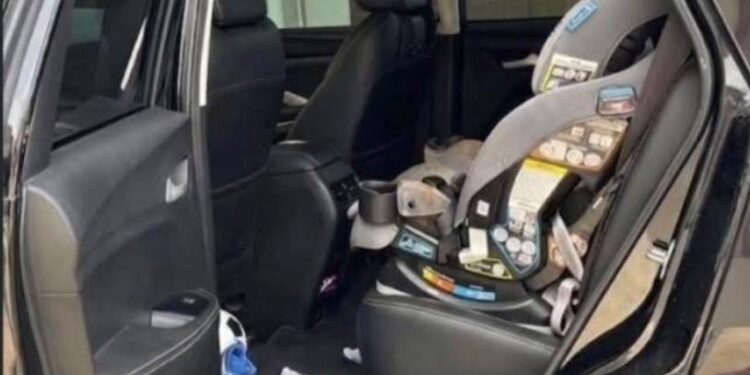 MUERE NIÑO DE 3 AÑOS TRAS SER OLVIDADO 12 HORAS DENTRO DE UN VEHÍCULO; INVESTIGAN A LA MADRE