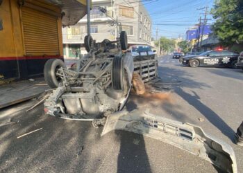 PROVOCA SEMÁFORO DESCOMPUESTO CHOQUE VOLCADURA CON 2 LESIONADOS EN MONTERREY; CRUCERO HABÍA SIDO REPORTADO HACE VARIAS SEMANAS