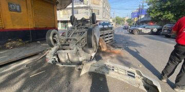 PROVOCA SEMÁFORO DESCOMPUESTO CHOQUE VOLCADURA CON 2 LESIONADOS EN MONTERREY; CRUCERO HABÍA SIDO REPORTADO HACE VARIAS SEMANAS