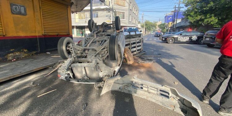 PROVOCA SEMÁFORO DESCOMPUESTO CHOQUE VOLCADURA CON 2 LESIONADOS EN MONTERREY; CRUCERO HABÍA SIDO REPORTADO HACE VARIAS SEMANAS