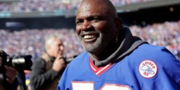 EL “LINEBACKER” DE HIERRO ESTÁ DE REGRESO: LAWRENCE TAYLOR RECIBE EL ALTA TRAS SUPERAR CRISIS DE SALUD