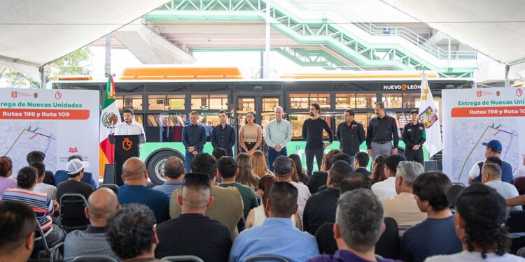 ENTREGA SAMUEL MÁS CAMIONES; YA CIRCULAN 3 MIL 700 DE LAS 4 MIL NUEVAS UNIDADES DE TRANSPORTE