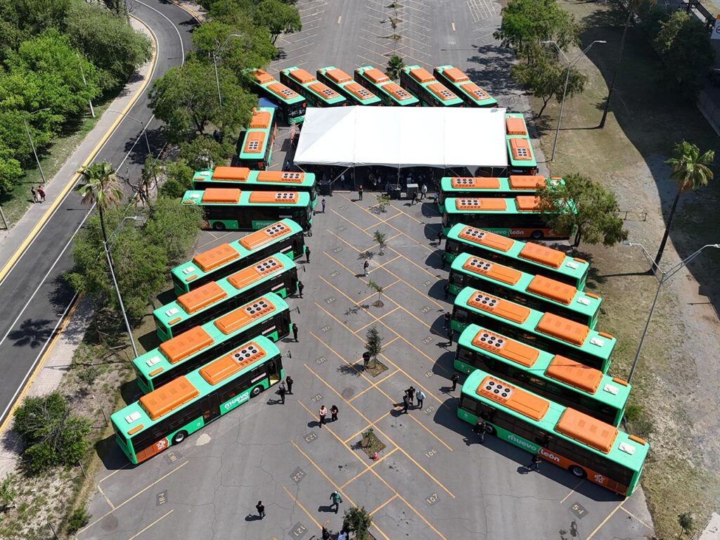 ENTREGA SAMUEL MÁS CAMIONES; YA CIRCULAN 3 MIL 700 DE LAS 4 MIL NUEVAS UNIDADES DE TRANSPORTE 2 Entrega Samuel Nuevos Camiones