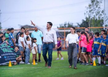 INAUGURA RAÚL CANTÚ NUEVA CANCHA SINTÉTICA EN SALINAS VICTORIA; APUESTA RAÚL CANTÚ AL DEPORTE