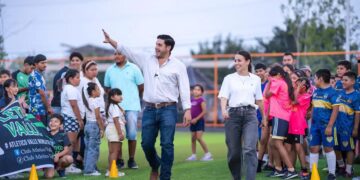 INAUGURA RAÚL CANTÚ NUEVA CANCHA SINTÉTICA EN SALINAS VICTORIA; APUESTA RAÚL CANTÚ AL DEPORTE