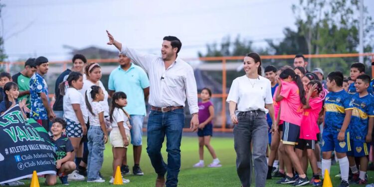 INAUGURA RAÚL CANTÚ NUEVA CANCHA SINTÉTICA EN SALINAS VICTORIA; APUESTA RAÚL CANTÚ AL DEPORTE