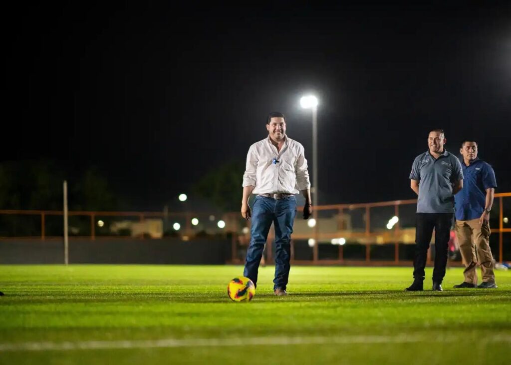 INAUGURA RAÚL CANTÚ NUEVA CANCHA SINTÉTICA EN SALINAS VICTORIA; APUESTA RAÚL CANTÚ AL DEPORTE 3 IMAGE 2026 05 07 084438