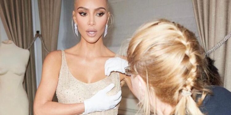 UNA REFLEXIÓN TARDÍA: KIM KARDASHIAN ADMITE ARREPENTIMIENTO POR EL USO DEL VESTIDO DE MARILYN MONROE