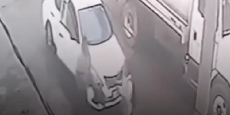 CAE ELOTERO FEMINICIDA; DETIENEN A HOMBRE QUE ASESINÓ A SU ESPOSA CON UN MACHETE TRAS ESPERARLA AFUERA DEL TRABAJO