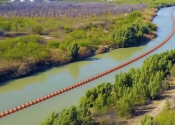 INSTALA TRUMP MURO FLOTANTE EN FRONTERA CON NL; PONEN BOYAS SOBRE RÍO BRAVO EN CRUCE POR COLOMBIA