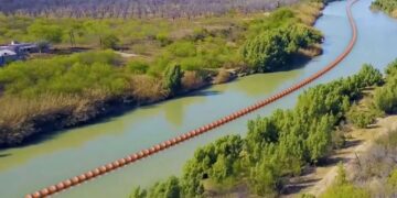INSTALA TRUMP MURO FLOTANTE EN FRONTERA CON NL; PONEN BOYAS SOBRE RÍO BRAVO EN CRUCE POR COLOMBIA