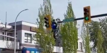 QUEDA MOTO COLGADA DE UN SEMÁFORO TRAS CHOQUE; CAPTAN CÁMARAS INSÓLITO ACCIDENTE VIAL