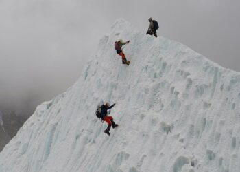 PELIGRO EN LA CUMBRE: EL EVEREST REGISTRA RÉCORD DE SATURACIÓN Y AMENAZA CON UNA TEMPORADA CRÍTICA