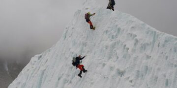 PELIGRO EN LA CUMBRE: EL EVEREST REGISTRA RÉCORD DE SATURACIÓN Y AMENAZA CON UNA TEMPORADA CRÍTICA