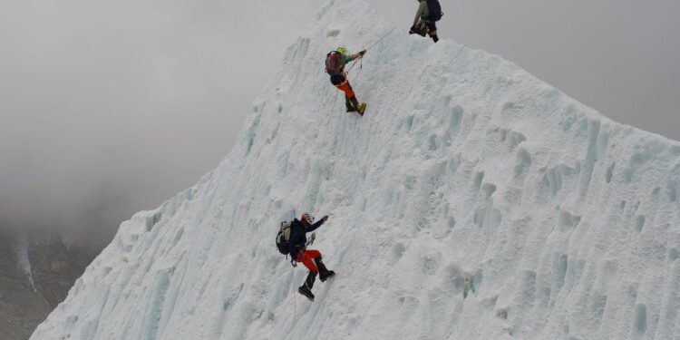 PELIGRO EN LA CUMBRE: EL EVEREST REGISTRA RÉCORD DE SATURACIÓN Y AMENAZA CON UNA TEMPORADA CRÍTICA