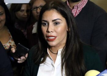 ANUNCIA KARINA BARRÓN SU REGRESO: ‘ES MI TURNO’, ADVIERTE.