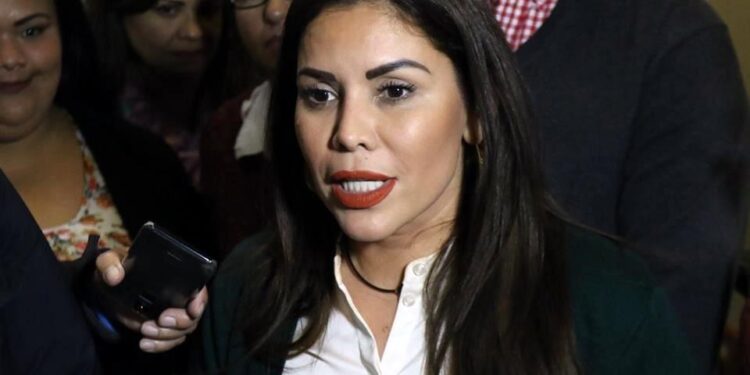 ANUNCIA KARINA BARRÓN SU REGRESO: ‘ES MI TURNO’, ADVIERTE.