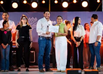 CELEBRA RAÚL CANTÚ A MÁS DE MIL MAESTROS EN SALINAS VICTORIA; RECONOCEN TRAYECTORIAS DE DOCENTES