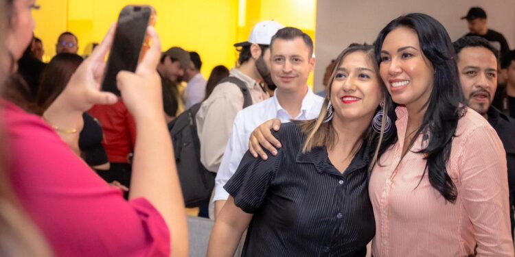 RECONOCE MC A MAESTROS DE SAN NICOLÁS; FESTEJAN ALE MORALES, COLOSIO Y EQUIPO NARANJA A MÁS DE MIL DOCENTES