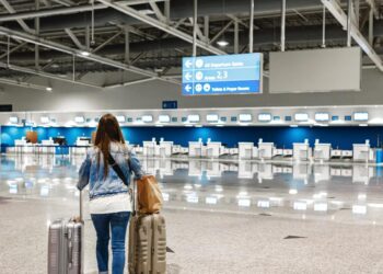 BARRERA SANITARIA EN ENTRADAS CLAVE: ESTADOS UNIDOS IMPONE CONTROLES Y RESTRICCIONES EN AEROPUERTOS POR BROTE DE ÉBOLA