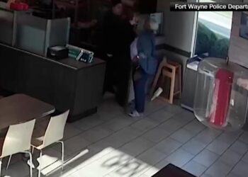 TRAGEDIA EN EL AUTOSERVICIO: MUJER DE 75 AÑOS MUERE TRAS BRUTAL ALTERCADO EN UN TIM HORTONS DE INDIANA