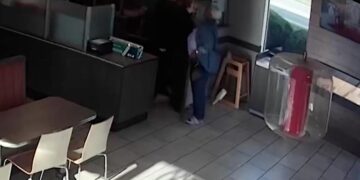 TRAGEDIA EN EL AUTOSERVICIO: MUJER DE 75 AÑOS MUERE TRAS BRUTAL ALTERCADO EN UN TIM HORTONS DE INDIANA 2 TRAGEDIA EN EL AUTOSERVICIO: MUJER DE 75 AÑOS MUERE TRAS BRUTAL ALTERCADO EN UN TIM HORTONS DE INDIANA