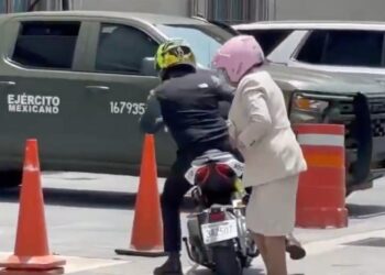 SECRETARÍA MOTORIZADA; LLEGA TITULAR DE SEGOB ROSA ICELA RODRÍGUEZ EN MOTO A REUNIÓN EN PALACIO NACIONAL.