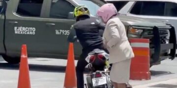 SECRETARÍA MOTORIZADA; LLEGA TITULAR DE SEGOB ROSA ICELA RODRÍGUEZ EN MOTO A REUNIÓN EN PALACIO NACIONAL. 1 SECRETARÍA MOTORIZADA; LLEGA TITULAR DE SEGOB ROSA ICELA RODRÍGUEZ EN MOTO A REUNIÓN EN PALACIO NACIONAL.