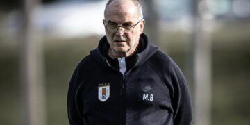 ADIÓS ANTICIPADO DE UN LOCO: MARCELO BIELSA SORPRENDE AL CONFIRMAR QUE DEJARÁ URUGUAY TRAS EL MUNDIAL 2 ADIÓS ANTICIPADO DE UN LOCO: MARCELO BIELSA SORPRENDE AL CONFIRMAR QUE DEJARÁ URUGUAY TRAS EL MUNDIAL