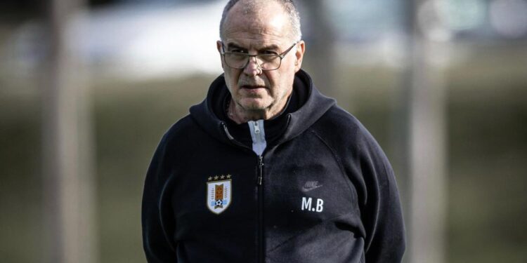 ADIÓS ANTICIPADO DE UN LOCO: MARCELO BIELSA SORPRENDE AL CONFIRMAR QUE DEJARÁ URUGUAY TRAS EL MUNDIAL