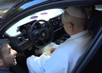 ¿NUEVO PAPAMÓVIL?; PRUEBA LEÓN XIV FERRARI ELÉCTRICO