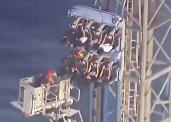 QUEDAN COLGADOS A 30 METROS DE ALTURA;RESCATAN A 8 ESTUDIANTES DE MONTAÑA RUSA EN TEXAS