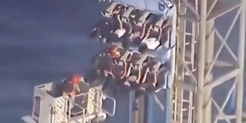 QUEDAN COLGADOS A 30 METROS DE ALTURA;RESCATAN A 8 ESTUDIANTES DE MONTAÑA RUSA EN TEXAS