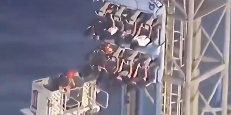 QUEDAN COLGADOS A 30 METROS DE ALTURA;RESCATAN A 8 ESTUDIANTES DE MONTAÑA RUSA EN TEXAS 1 QUEDAN COLGADOS A 30 METROS DE ALTURA;RESCATAN A 8 ESTUDIANTES DE MONTAÑA RUSA EN TEXAS