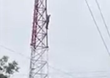 MOVILIZA A CUERPOS DE AUXILIO HOMBRE QUE SUBE A ANTENA DE TELECOMUNICACIONES EN SANTIAGO; AMENAZA CON LANZARSE DESDE LO ALTO