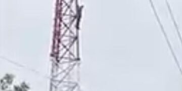 MOVILIZA A CUERPOS DE AUXILIO HOMBRE QUE SUBE A ANTENA DE TELECOMUNICACIONES EN SANTIAGO; AMENAZA CON LANZARSE DESDE LO ALTO 2 MOVILIZA A CUERPOS DE AUXILIO HOMBRE QUE SUBE A ANTENA DE TELECOMUNICACIONES EN SANTIAGO; AMENAZA CON LANZARSE DESDE LO ALTO