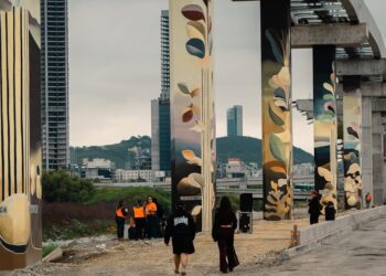 DEVELAN MURAL 31 DE TRAZOS MUNDIALISTAS; AVANZA REGENERACIÓN URBANA CON GALERÍA A CIELO ABIERTO EN COLUMNAS DEL METRO