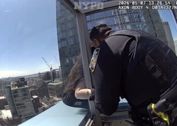 SALVAN A MUJERES QUE AMENAZABA CON LANZARSE DE UN RASCACIELOS EN NY; DIFUNDE POLICÍA RESCATÉ