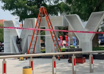 Y AHORA QUITA ADRIÁN LETRAS DE MONTERREY PUESTAS POR COLOSIO; SUSTITUYE PRIISTA NOMBRE DE LA CIUDAD CON LOGOTIPO DE SU ADMINISTRACIÓN
