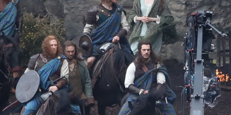 HENRY CAVILL DA PRIMER VISTAZO A LOS INMORTALES CON FIEL AMBIENTACIÓN ESCOCESA